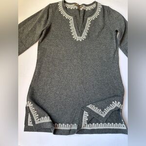 Tommy Bahama Cashmere Sweater Women’s Sz XS | Charcoal‎ V-Neck  White Embroidery